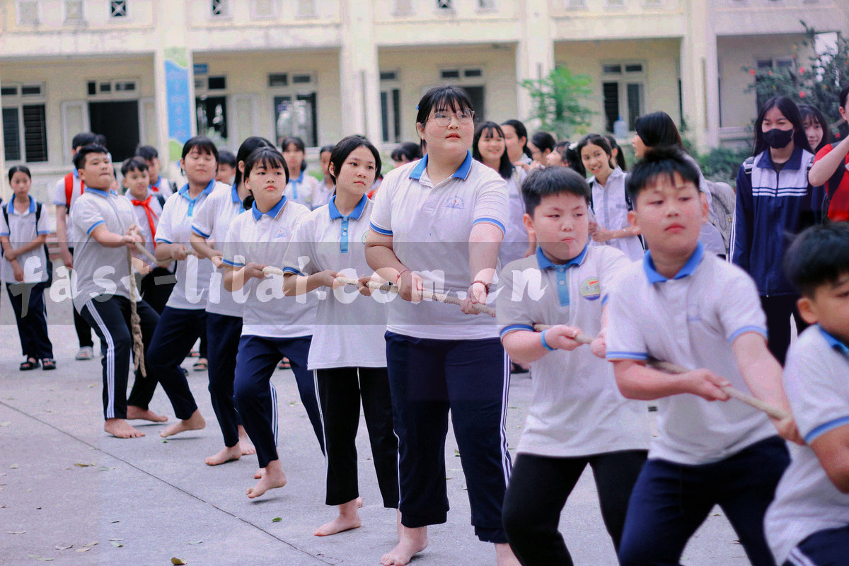 四个切角节点沿一条斜线排列，连线颜色从灰蓝逐步过渡到电光青，表示导航结构由松到紧的四次收敛
